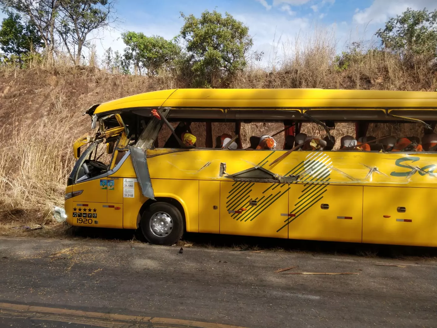 Bombeiros de Unaí/MG atendem acidente envolvendo ônibus e carreta.